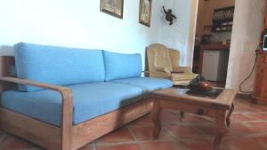 ein blaues Sofa im Wohnzimmer mit einem Tisch in der Unterkunft Aptos Monasterio de San Antonio 1 in Icod de los Vinos