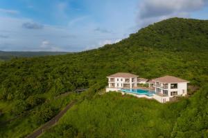 StayVista's Casa Bella - Sea-View Villa with Infinity Pool, Jacuzzi, Games, Entertainment, and Spa Room tesisinin kuş bakışı görünümü