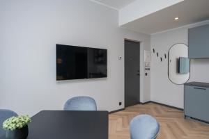 TV a/nebo společenská místnost v ubytování Rare Apartments - Self Check-In Miniapartments