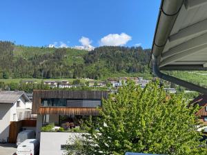 シュラートミンクにあるAppartement Dachsteingasse by Schladming-Appartementsの山の見える家