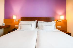 Posteľ alebo postele v izbe v ubytovaní Hotel Salamanca Montalvo