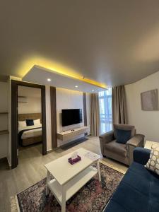 TV a/nebo společenská místnost v ubytování Red Carpet Hotel & Suites