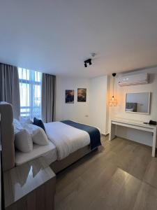 Postel nebo postele na pokoji v ubytování Red Carpet Hotel & Suites