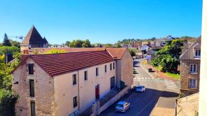 widok z powietrza na ulicę w małym miasteczku w obiekcie Au centre de Nevers w mieście Nevers
