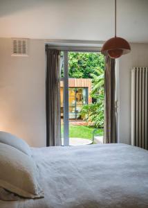 מיטה או מיטות בחדר ב-Stunning 2BR, split-level Flat w garden, Deptford