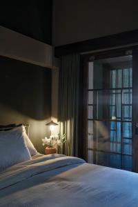 um quarto com uma cama grande e uma janela em Ngâu.House em Thôn Dương Xuân Hạ