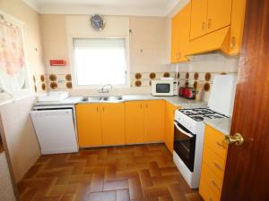Kuchyňa alebo kuchynka v ubytovaní MORÉ I 1 DRTA - Apartamento con vistas al mar, barrio tranquilo con jardín. - ES-228-54