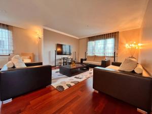 ein Wohnzimmer mit 2 Sofas und einem Sofa in der Unterkunft Amazing Luxury 4 BR Apt 200m2 at Fenerbahçe, Best Location in Istanbul