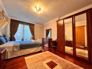 Schlafzimmer mit einem Bett und einem Kronleuchter in der Unterkunft Amazing Luxury 4 BR Apt 200m2 at Fenerbahçe, Best Location in Istanbul