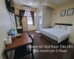 Postel nebo postele na pokoji v ubytování Achcha hotel - itsaraphap MRT station - Wat Arun