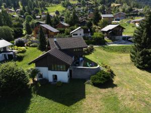 - une vue aérienne sur une maison dans un village dans l'établissement Chalet Familial Capricorne, à Vercorin