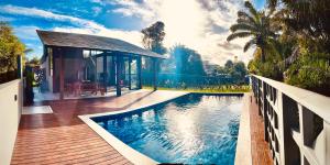 a swimming pool in front of a house at Chalé Litoral Norte - em condomínio de praia in Camaçari