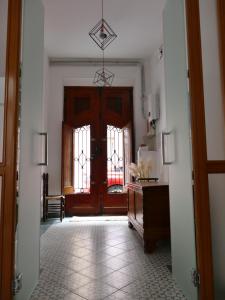een hal met een grote houten deur en ramen bij Casa la pegolina in Pego