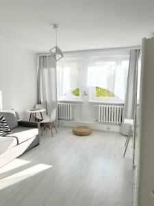グディニャにある19 Gdynia Centrum - Apartament Mieszkanie dla 8 osの白いリビングルーム(ソファ、窓2つ付)