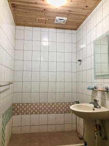 鹿港的住宿－家加旅棧  ，一间带水槽和镜子的浴室