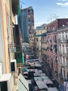 einen Luftblick auf eine Stadtstraße mit Gebäuden in der Unterkunft Market house Napoli in Neapel