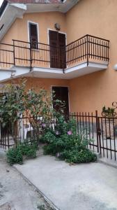 una casa con balcón y flores delante de ella en IL ROSMARINO, en Fresonara