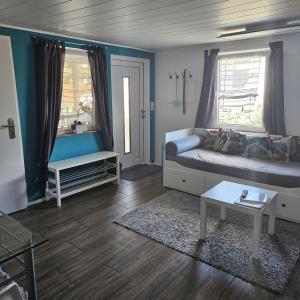 ein Wohnzimmer mit einem Bett und einem Tisch in der Unterkunft Rogge-Hof in Lunow