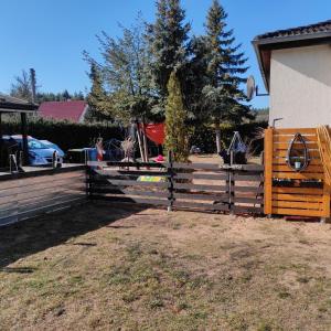 Ferienhaus Rogge-Hof في Lunow: حاجز خشبي أمام المنزل