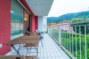 balcone con tavolo e sedie in legno di Como Comfort Flat by Wonderful Italy a Como