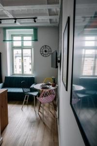 a living room with a table and chairs and a couch at VS Apartments - apartament nr 33 in Łódź