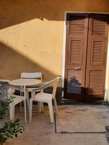 una mesa y sillas frente a un edificio en IL ROSMARINO, en Fresonara