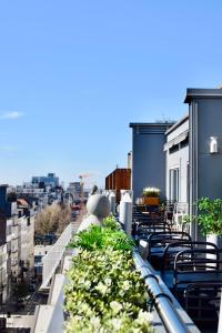 uma varanda com cadeiras e plantas num edifício em Bedford Hotel & Congress Centre Brussels em Bruxelas