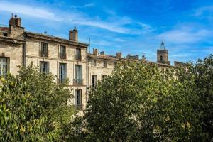 een oud gebouw met bomen ervoor bij "Le Bouquet de Pézenas" Wifi-Garage privé optionnel Centre historique-Plages à 21km ! in Pézenas