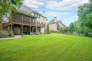 Κήπος έξω από το Luxury 6-bedroom In All Lakes, Acworth, Ga