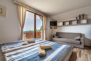 1 dormitorio con cama y ventana grande en Vineyard Cottage Krivic - Happy Rentals, en Trebelno