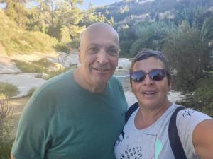 Ein Mann und eine Frau stehen neben einem Fluss in der Unterkunft Casa Jetizo in Ontinyent