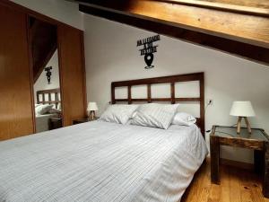 BPIRINEOS-Gorgütes في بيناسكي: غرفة نوم بسرير كبير ومصباحين