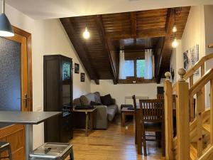 uma sala de estar com um sofá e uma mesa em BPIRINEOS-Gorgütes em Benasque