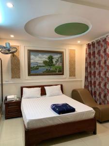 een slaapkamer met een bed en een stoel erin bij Jerry Hotel - Số 9 Ngõ 604 Trường Chinh - by Bay Hostel in Hanoi