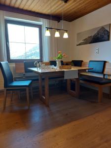 uma sala de jantar com mesa e cadeiras em Vorderweinaugut em Annaberg im Lammertal