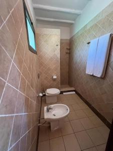 ein Bad mit einem WC und einem Waschbecken in der Unterkunft Hotel Club Dongwe in Pingwe