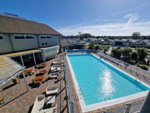 - une vue sur la piscine située dans un bâtiment dans l'établissement Seaside Holiday Home Inside a Resort, à Selsey
