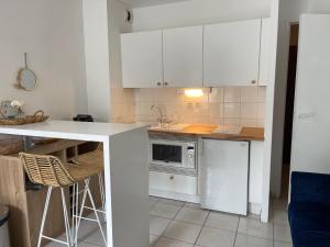 Kuchyňa alebo kuchynka v ubytovaní 2 pièces avec parking en Coeur de Ville - Appartement lumineux et calme + 5 fotografií