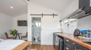 Dangerfield Oaks Boutique Cottage's的厨房或小厨房
