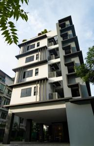 un edificio blanco con balcones en un lateral en VicHaus Serviced Apartment en Singapur