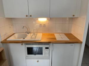 Kuchyňa alebo kuchynka v ubytovaní 2 pièces avec parking en Coeur de Ville - Appartement lumineux et calme