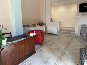 uma sala de estar com um sofá vermelho e uma mesa em Villa Vittoria em Matera