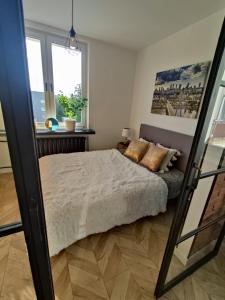 sypialnia z łóżkiem i oknem w obiekcie Warszawa - Apartament Chomikówka w Warszawie