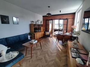 salon z kanapą i stołem w obiekcie Warszawa - Apartament Chomikówka w Warszawie