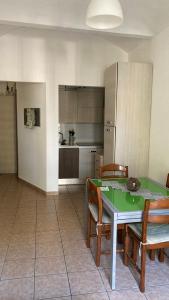 Una cocina o cocineta en Casa vacanze Il Gianduiotto