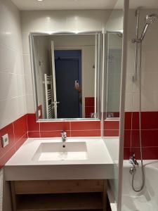 Ένα μπάνιο στο Ski-in ski-out 1 bed, La Tania +24 φωτογραφίες