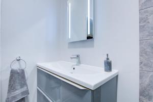 a bathroom with a sink and a mirror at Pass the Keys Stunning Sea Front Views in Westcliff-On-Sea