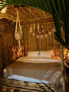a bedroom with a bed in a straw room at IL CAMPO Ecolodge & Boutique Hotel in Cairo