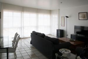 ein Wohnzimmer mit Sofa und Tisch in der Unterkunft Maravilloso apartamento con vistas al mar in Baiona