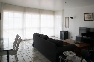 uma sala de estar com um sofá e uma mesa em Maravilloso apartamento con vistas al mar em Baiona